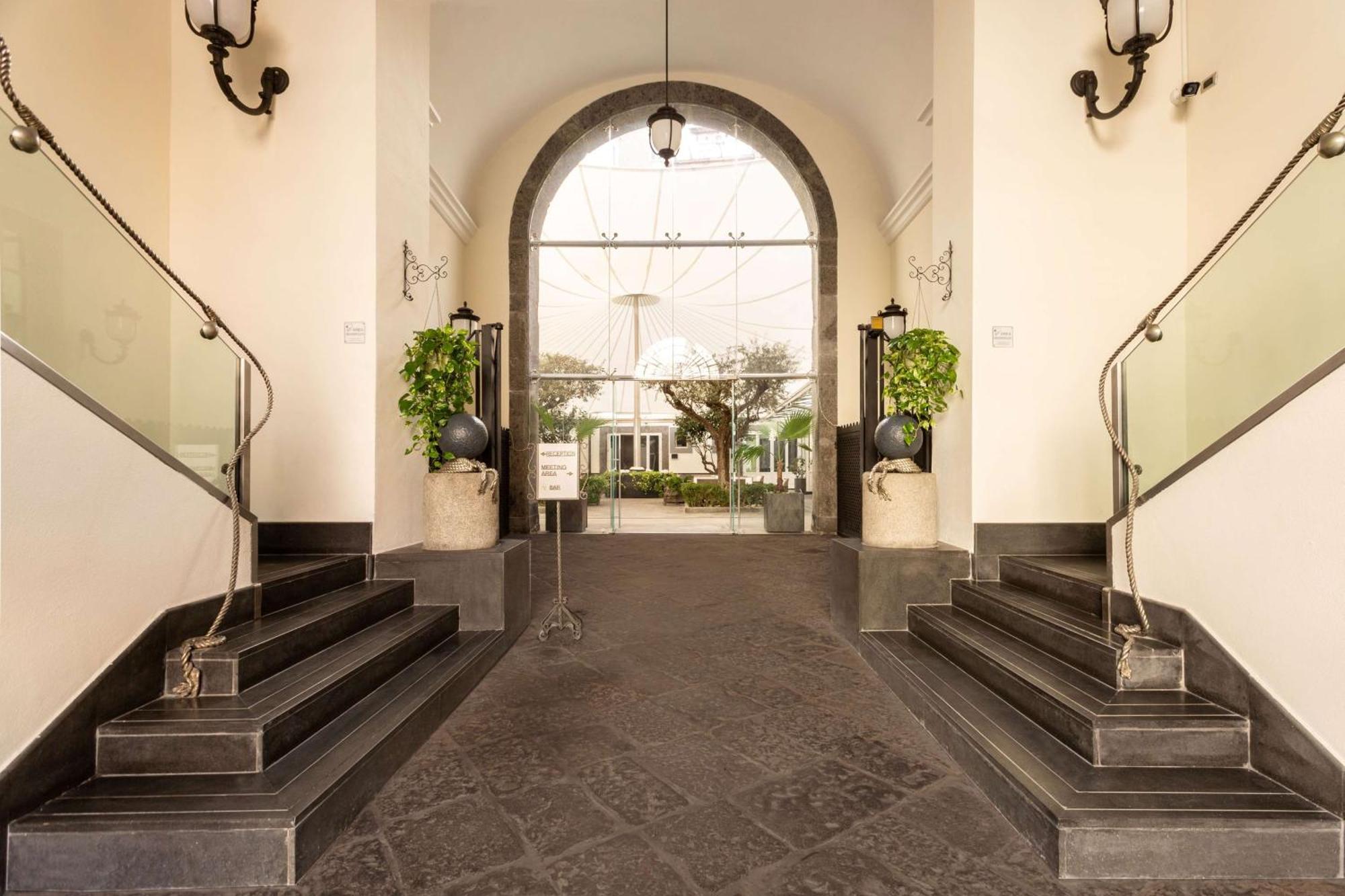 Palazzo Caracciolo 4* Naples