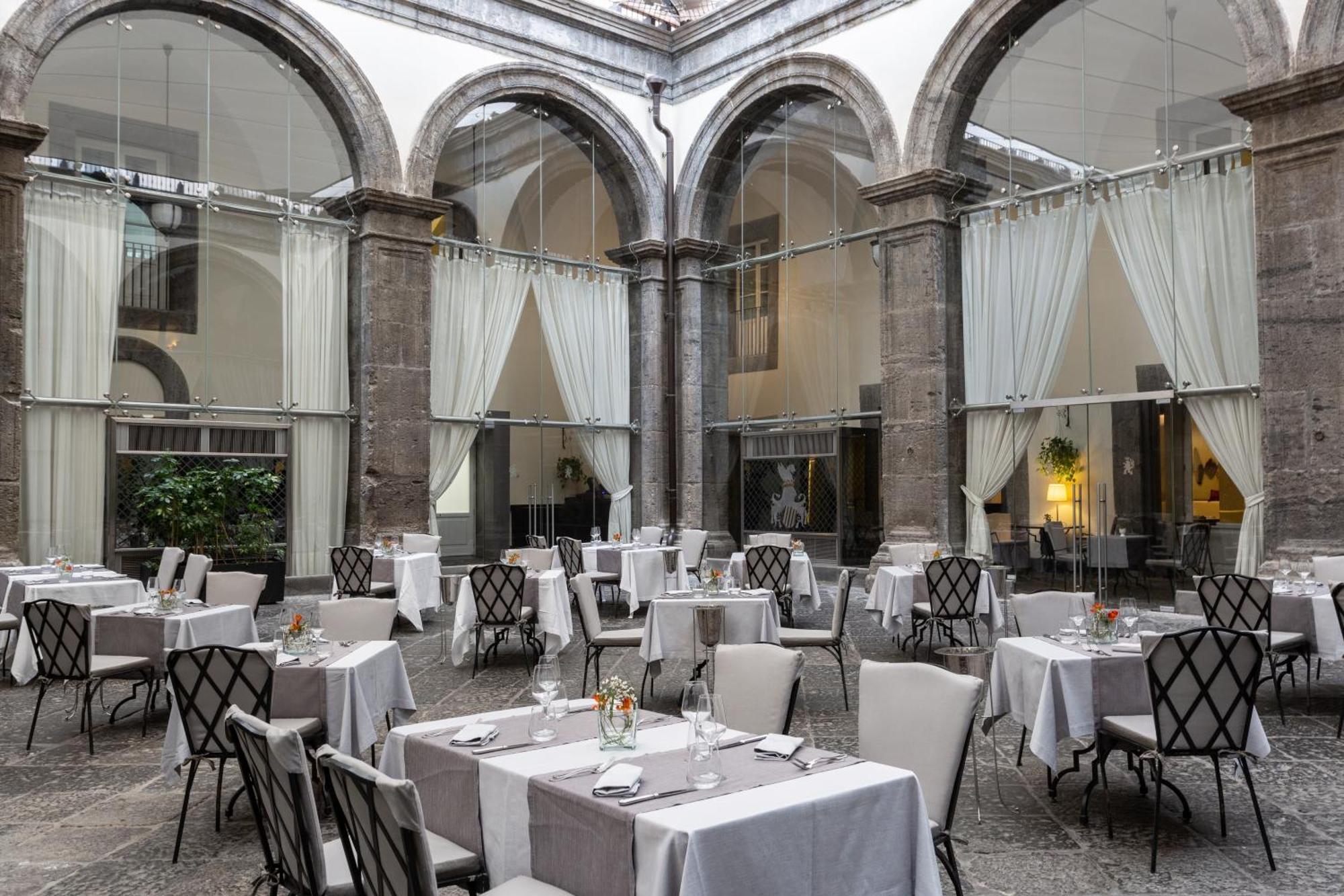 Palazzo Caracciolo 4* Naples